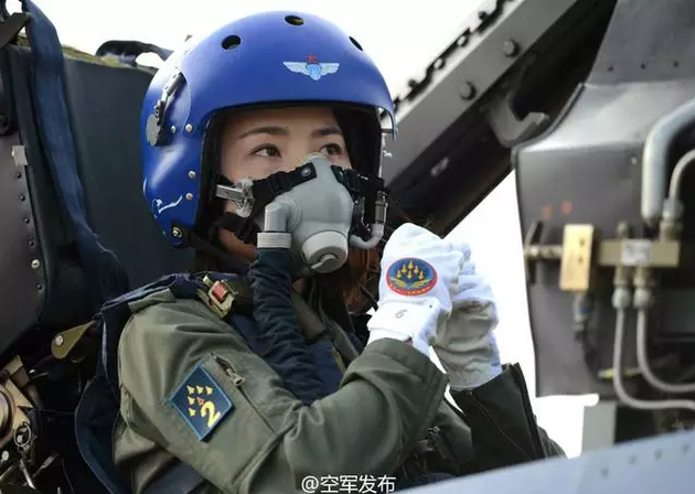 余旭牺牲的原因 空军女飞行员余旭跳伞撞到僚机副翼