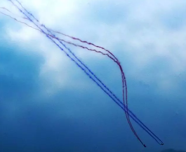 余旭牺牲的原因 空军女飞行员余旭跳伞撞到僚机副翼