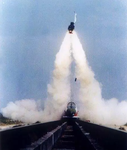 余旭牺牲的原因 空军女飞行员余旭跳伞撞到僚机副翼