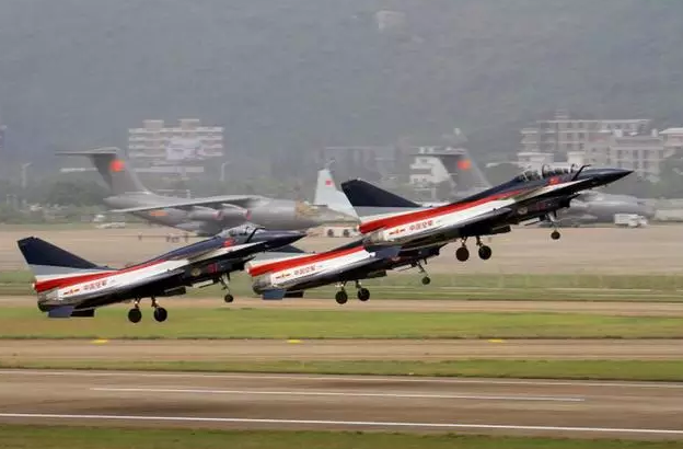 余旭牺牲的原因 空军女飞行员余旭跳伞撞到僚机副翼