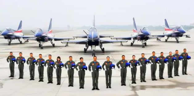 余旭牺牲的原因 空军女飞行员余旭跳伞撞到僚机副翼