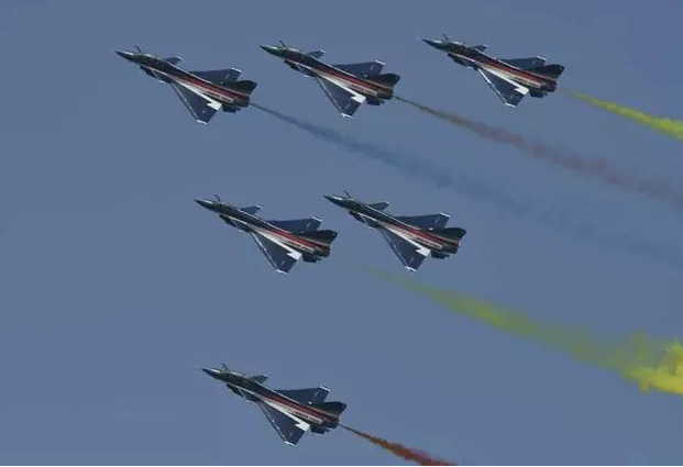 余旭牺牲的原因 空军女飞行员余旭跳伞撞到僚机副翼