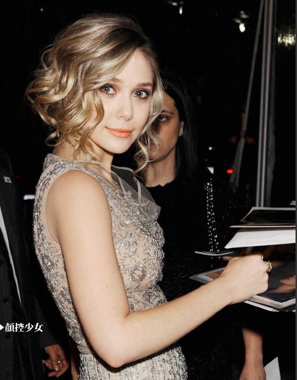 伊丽莎白奥尔森的事业线照片 她的胸是多大罩杯的