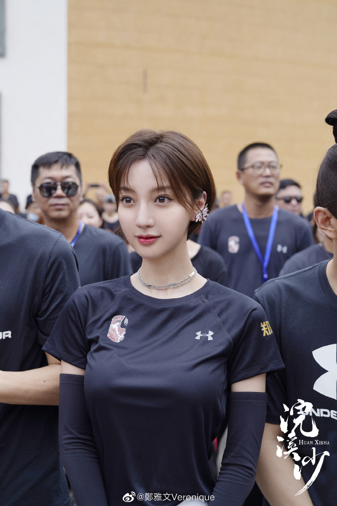 郑雅文的年龄多大了 她和成龙是什么关系