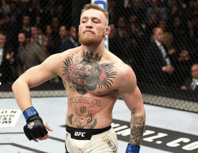 完美的身材,个性分明的五官,有着成熟男人的络腮胡子,还有独特的纹身