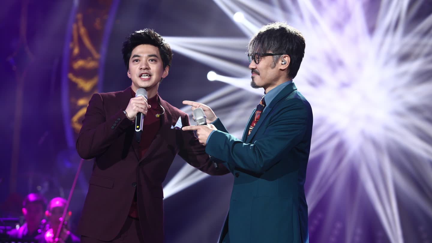 吴秀波在我们来了唱的歌叫什么 吴秀波是歌手出身吗