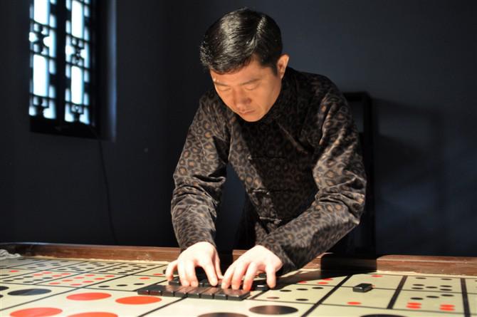 马洪刚在他12岁的时候就和四五十岁的大人玩牌出老千,他的出千术可谓