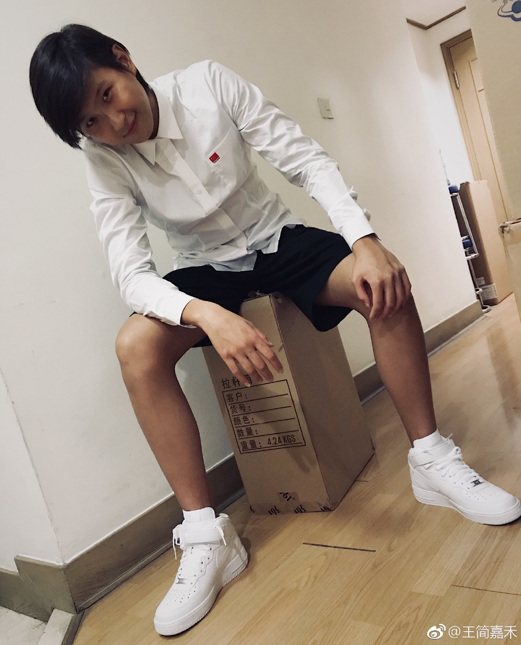 这位韩教练全名叫韩冰岩,63年生得韩教练,今年已经56岁了,是中国辽宁