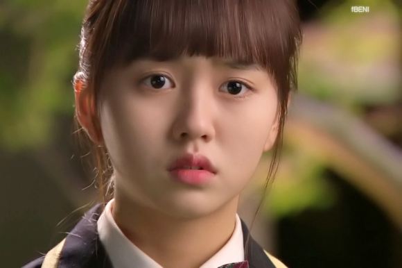 韩剧,现在还依然在热播电视剧中出演女主,小时候饰演女主的童年时期