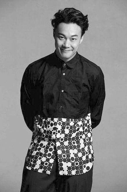陈奕迅的英文名是 eason chan eason的英文发音有点儿像 医生 所以
