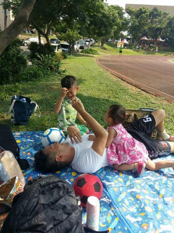 高山峰儿子克服语言障碍 才5岁就有一流泡妞功力