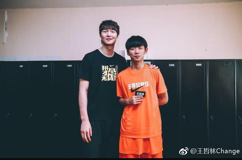 �����ֺ͸�����Ů�ϰ�̸����������� ��������н����