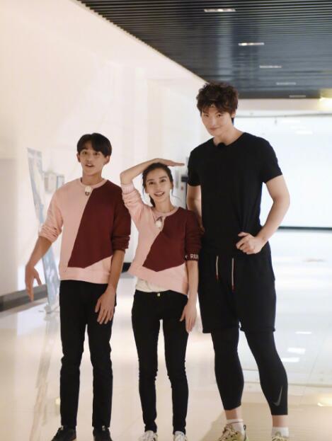 �����ֺ͸�����Ů�ϰ�̸����������� ��������н����