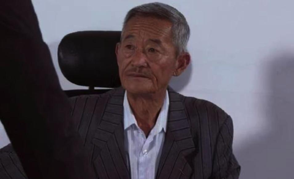 Ӧ����Ϊʲô����ү ��ү�ǹ���һ����Ա��