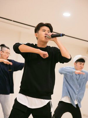 曾子余五音不全发单曲《BOOM BOOM BOOM》 五月天阿信调侃“听完一起闪”