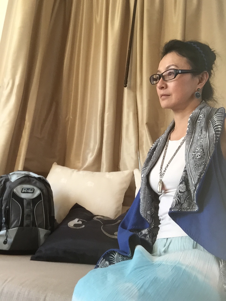 近两年,有网友晒出一组李赛凤的近照,照片中,李赛凤游山玩水,享受惬意