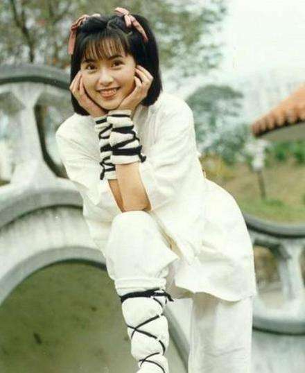 傅明宪年轻时的照片 她的双眼皮是割的做的吗