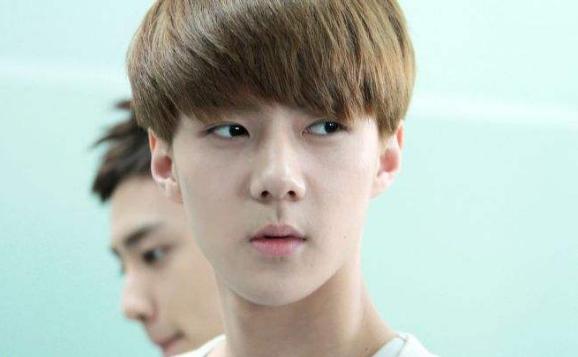 娘炮男人的性格有点像女人,讲话细声细语,注重自己的容貌和发型,喜欢