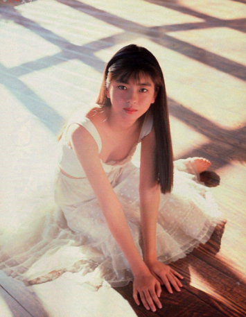 中山忍是不是等了李连杰一辈子 她年轻时比基尼照片身材超好