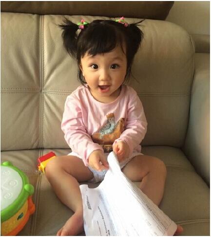 洪欣的女儿是和谁生的 洪欣现在老公张丹峰资料照片