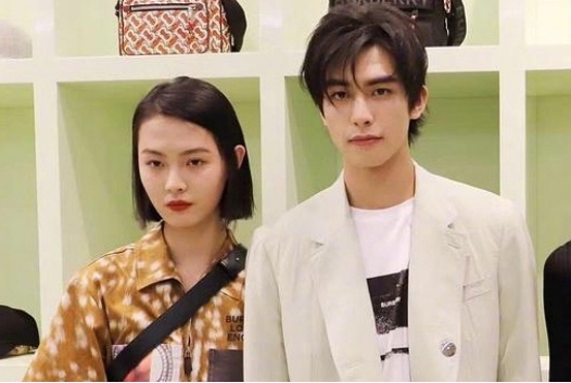 宋威龙赵佳丽车内热吻照片 两个人还在一起吗