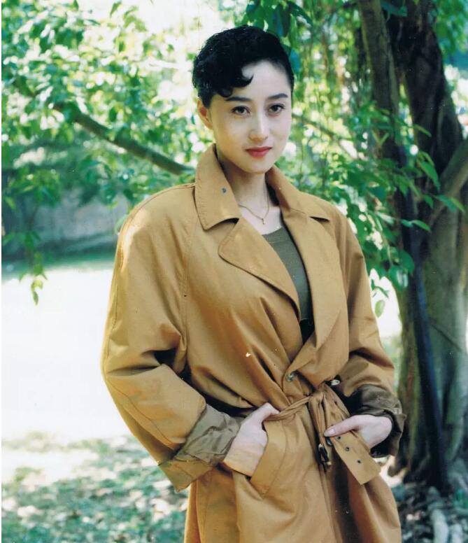 ���Ǵ���ɫ�Ȼ���Ӿװ��Ӱ����֮��������ͼ ��������Ϊ�κ���¶��