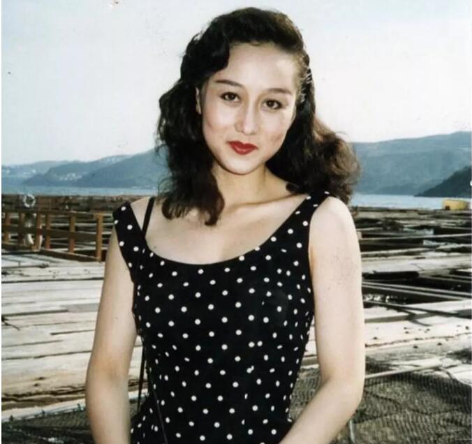 ���Ǵ���ɫ�Ȼ���Ӿװ��Ӱ����֮��������ͼ ��������Ϊ�κ���¶��