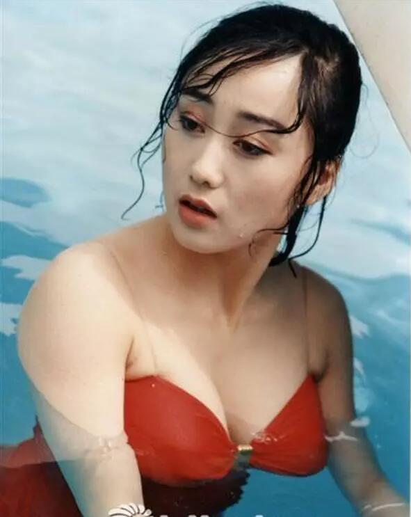 ���Ǵ���ɫ�Ȼ���Ӿװ��Ӱ����֮��������ͼ ��������Ϊ�κ���¶��