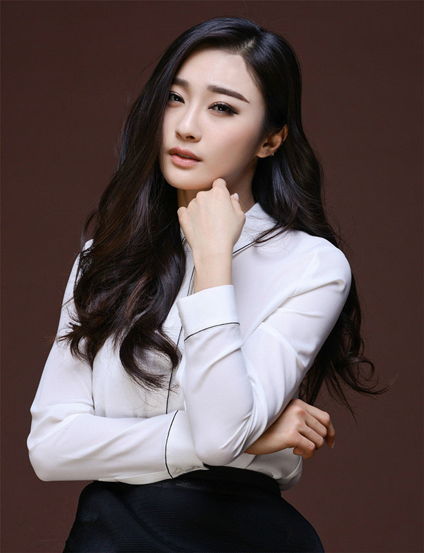 90后的陈冰阅历相当丰富,在花儿朵朵比赛中,与成都电视台主持人付瑞亭