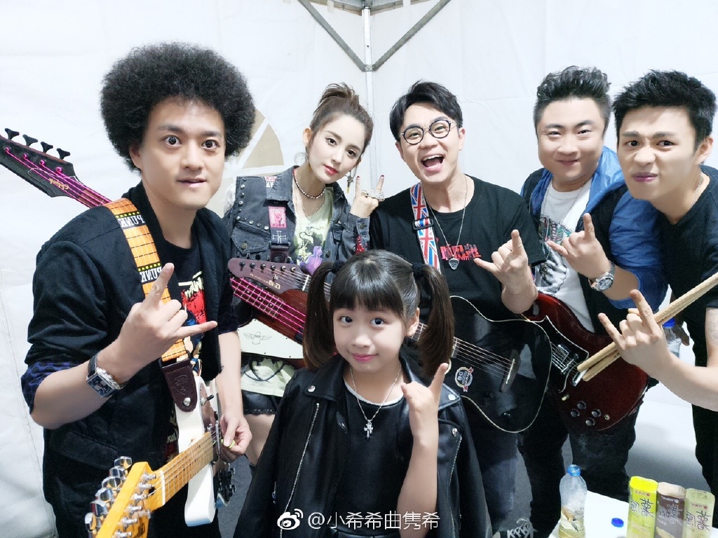 曲隽希发型叫什么发型 曲隽希怎么红的长大后的照片来了