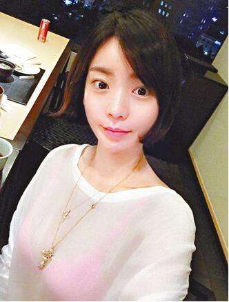 黄荷娜整容前后照片据传朴有天未婚妻的名字叫黄荷娜,是南阳乳业创始