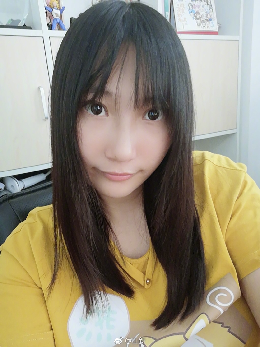 山新为什么叫大魔王,大王山新有着标准的齐刘海,可