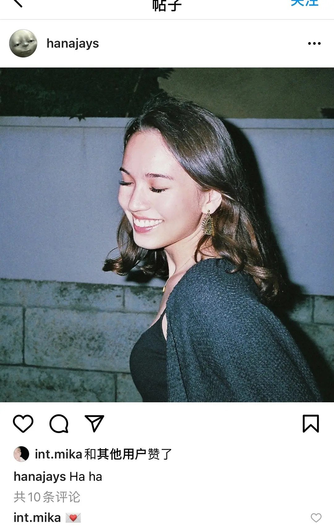 在ins上米卡还为女孩的图片点赞,互动频繁针对此事,有认识米卡妈妈的