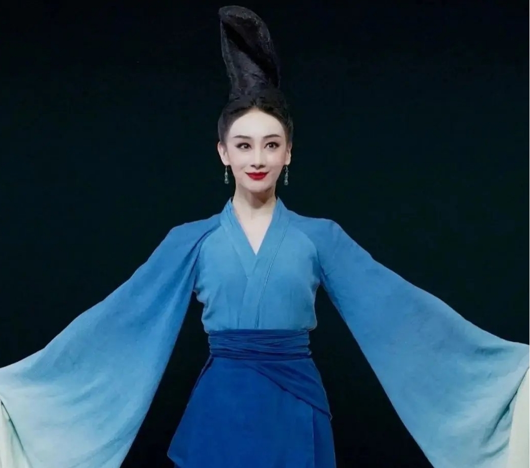 作为中国东方演艺集团的台柱子之一,孟庆旸的舞蹈功底是非常强的,她