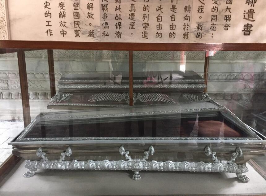 但是要真正的水晶制作成存放遗体的水晶棺材那价值肯定就很大了,就说