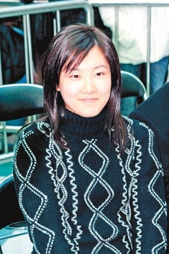 2004年,伏明霞现在和丈夫,孩子及自己的父母一起住在浅水湾半山上的一