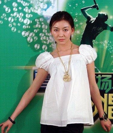 巩新亮以前的照片曝光 她现在算三线明星吗