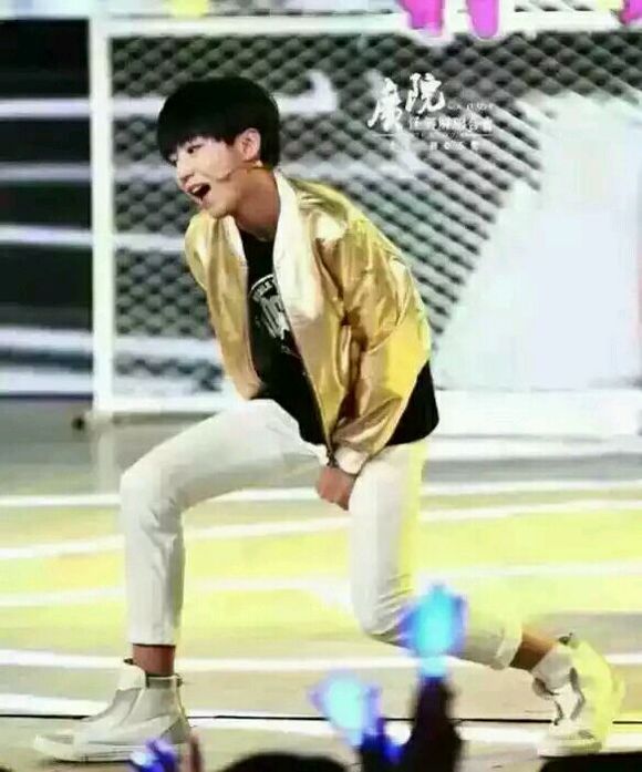 王俊凯怎样被星探发现 为什么王俊凯总摸裤裆