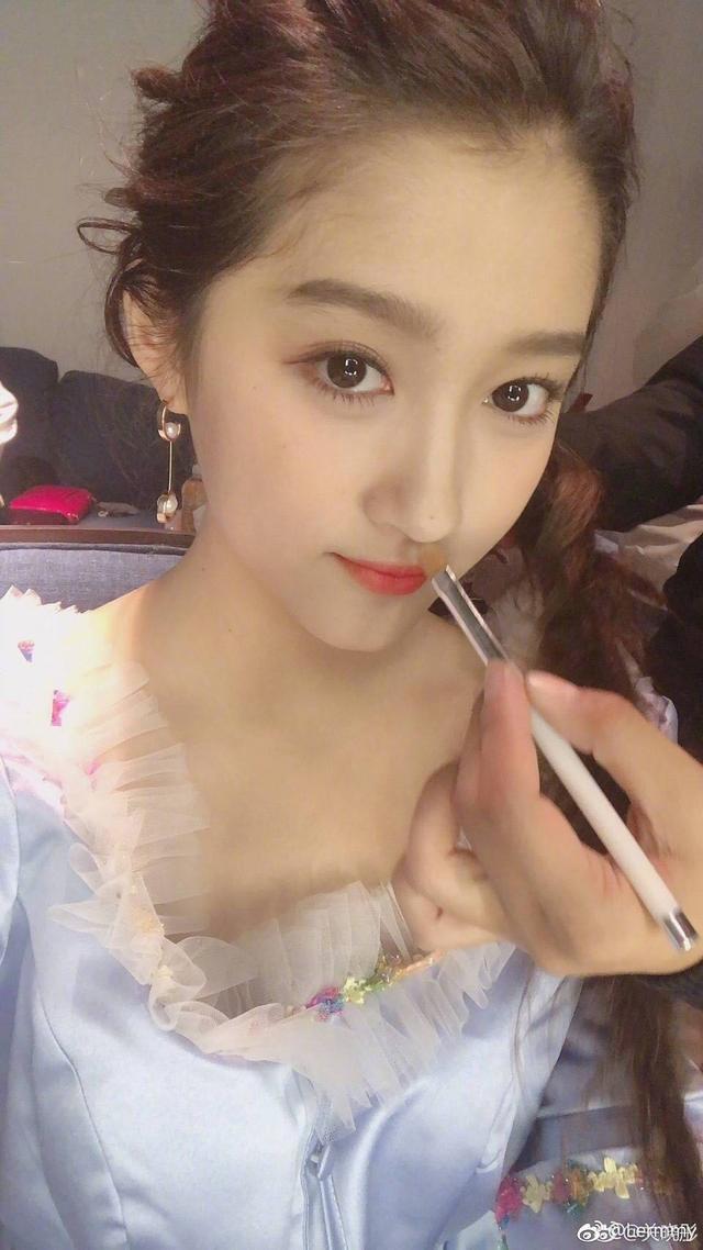 κǧ�ŵ��Ϲ���˭ κǧ�Ź���ͮ�Ա���Ƭ