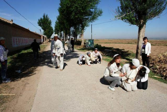 二,来往吊孝时,返程是不能哭的,因为已经送走了长辈,再回来的路上便不