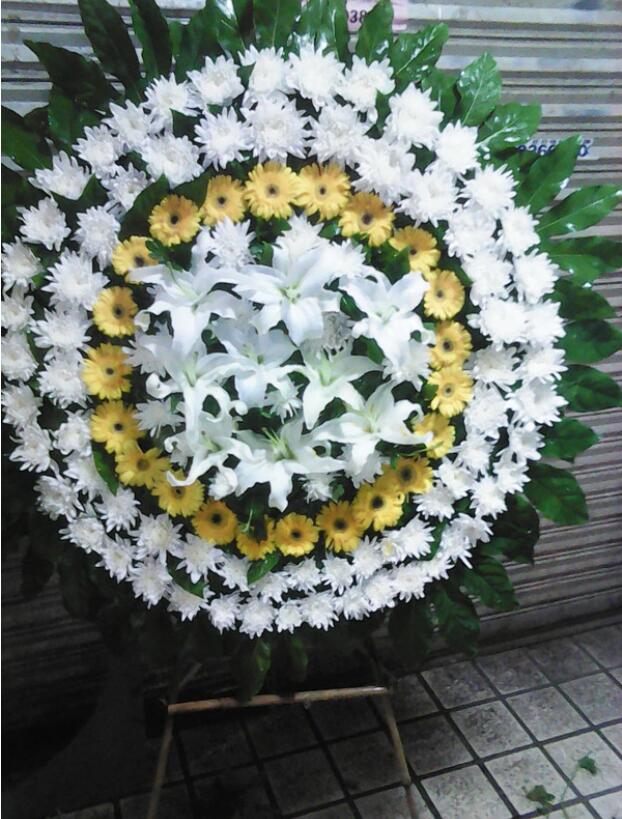 送花圈要写上自己名字吗 送花圈一般是送几个最好