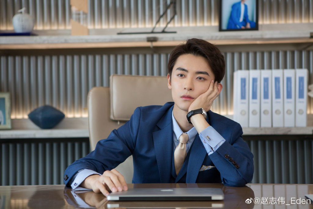 ��־ΰ�ĸ������� ��˭������