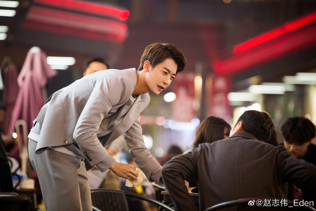 ��־ΰ�ĸ������� ��˭������