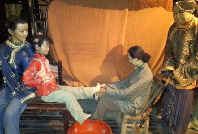 女孩子在四五岁的时候,脚部骨骼还没有发育,这时候就要在脚下垫上东西