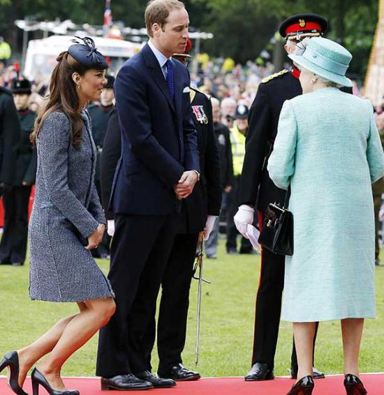 小公主夏洛特的屈膝礼也有模有样,十分可爱.