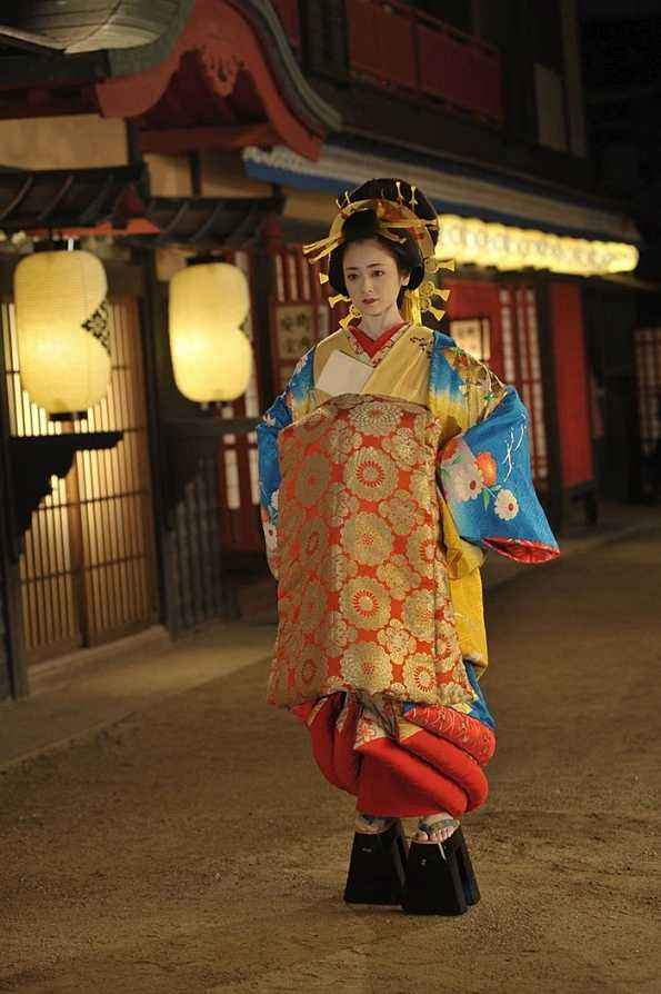 花魁为什么穿那么高的鞋子那么走路 她们为什么要抱着被子