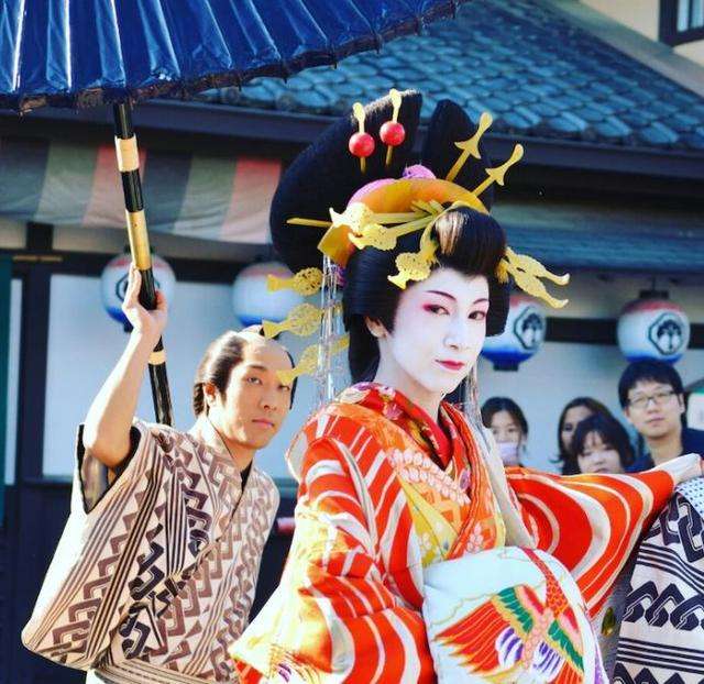 花魁为什么穿那么高的鞋子那么走路 她们为什么要抱着被子