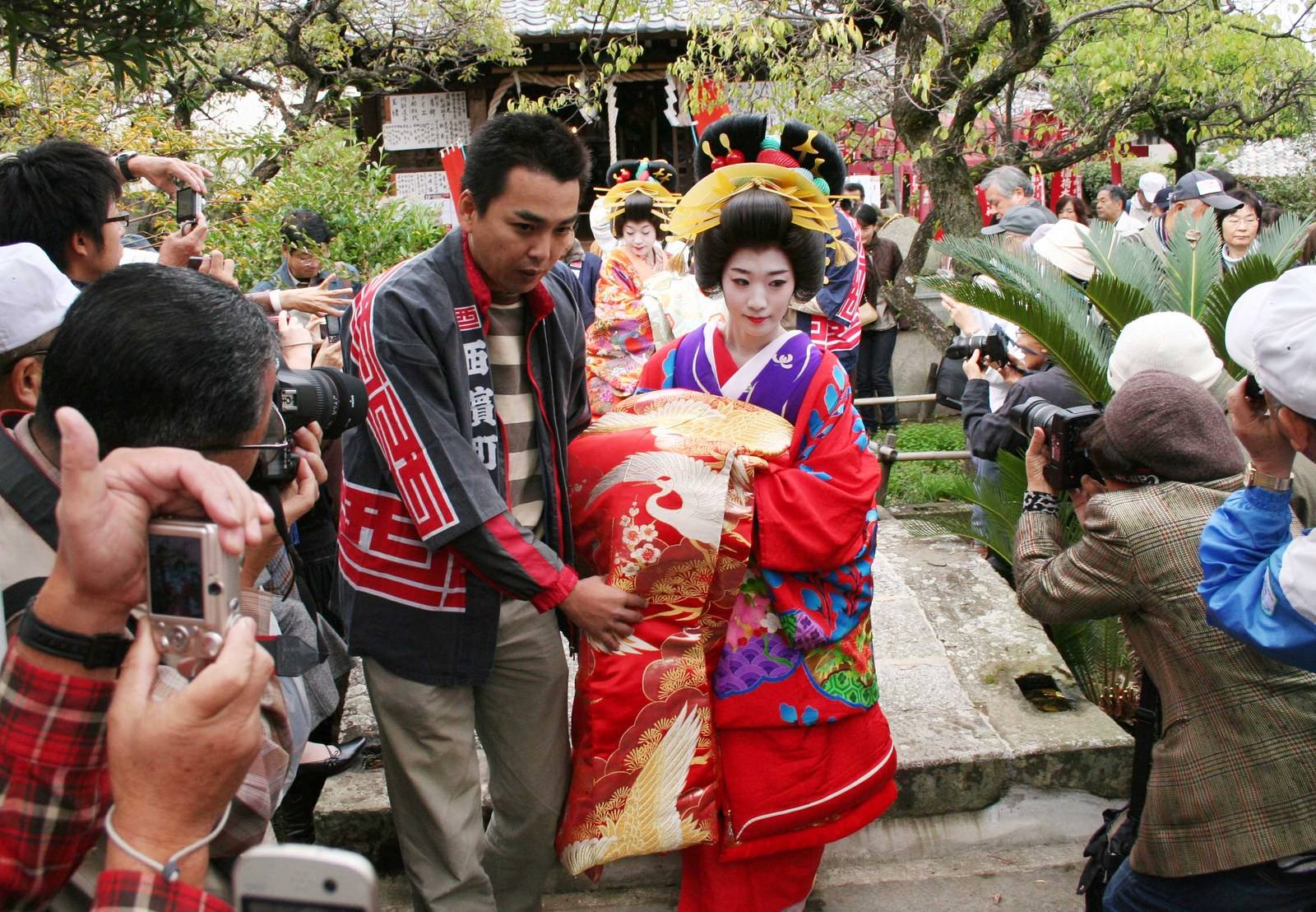 花魁为什么穿那么高的鞋子那么走路 她们为什么要抱着被子