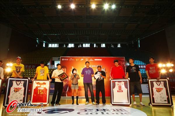 杜锋与妻子结婚照图 杜锋退役仪式名单