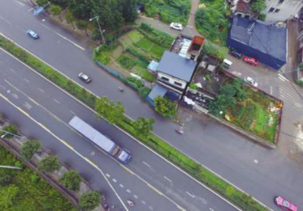 钉子户路中立8年 驾车屡次冲进居民的院子